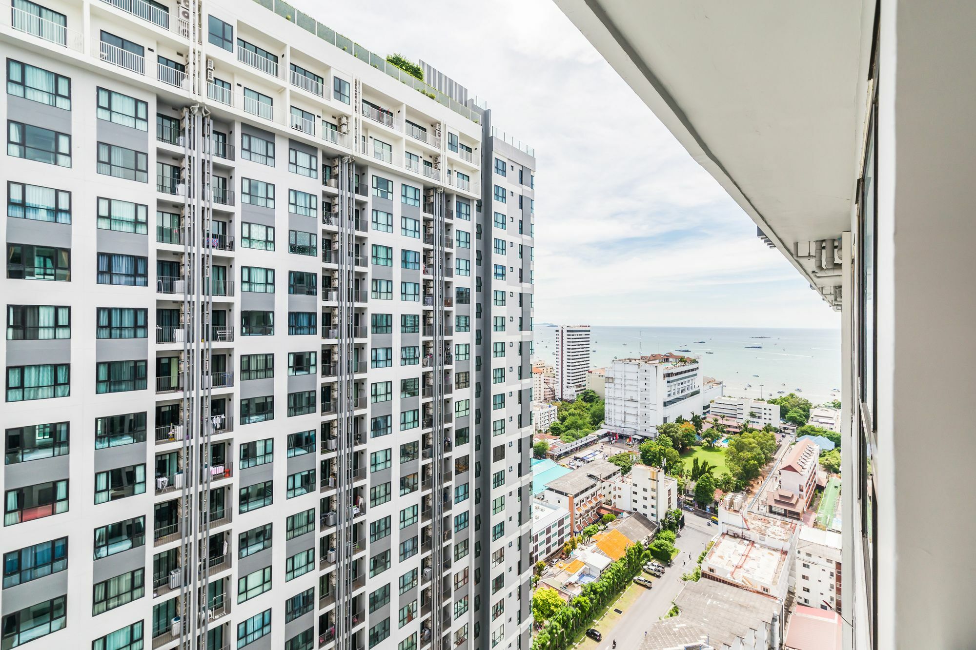 Favstay - The Base Central Pattaya Bagian luar foto