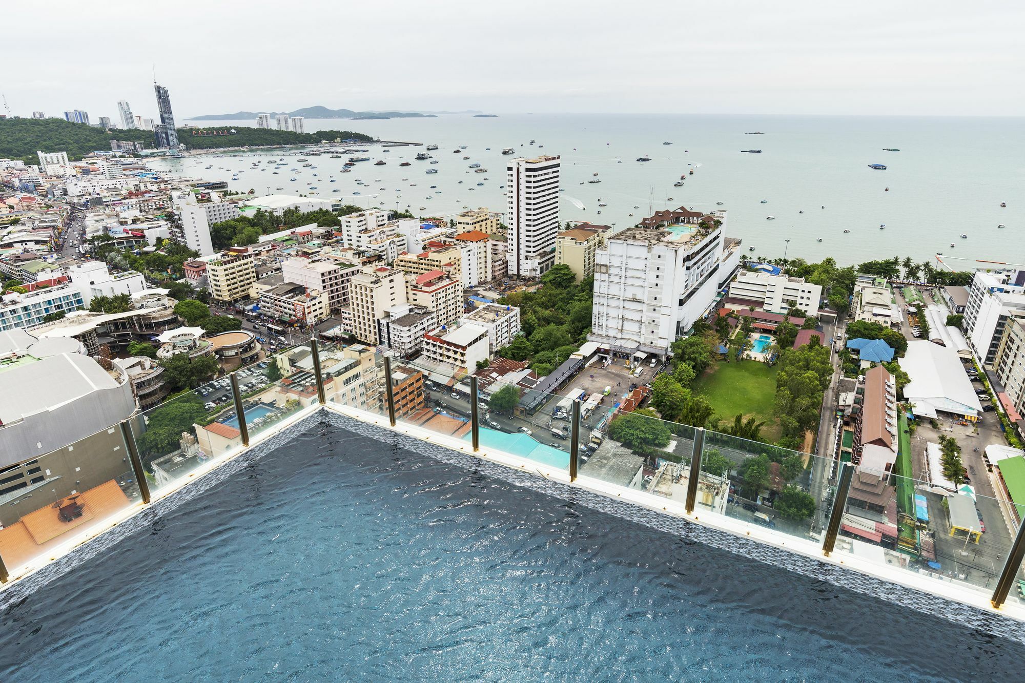 Favstay - The Base Central Pattaya Bagian luar foto