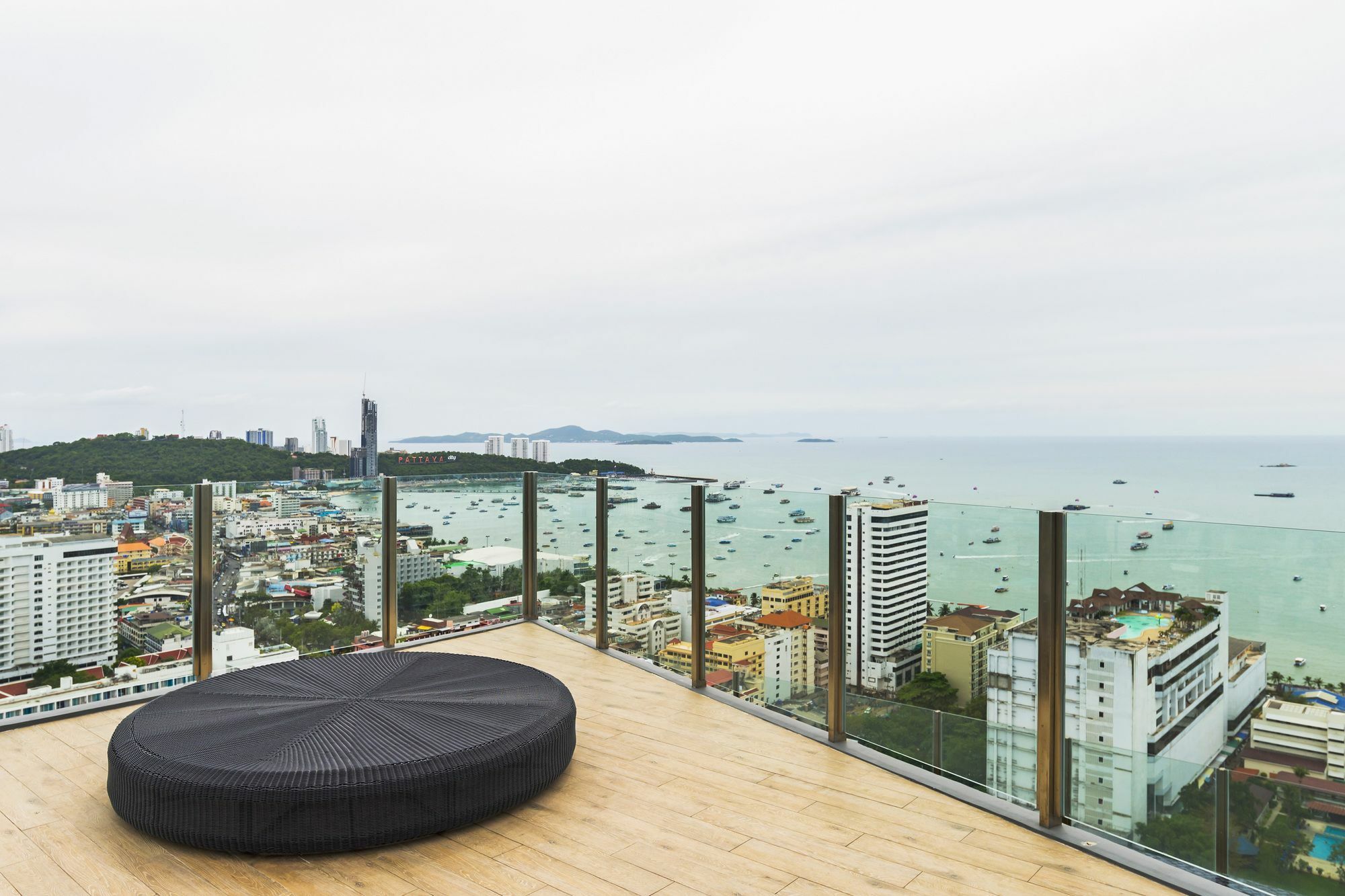 Favstay - The Base Central Pattaya Bagian luar foto