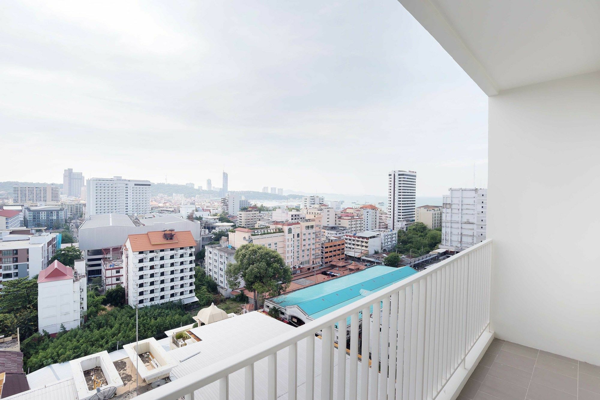 Favstay - The Base Central Pattaya Bagian luar foto