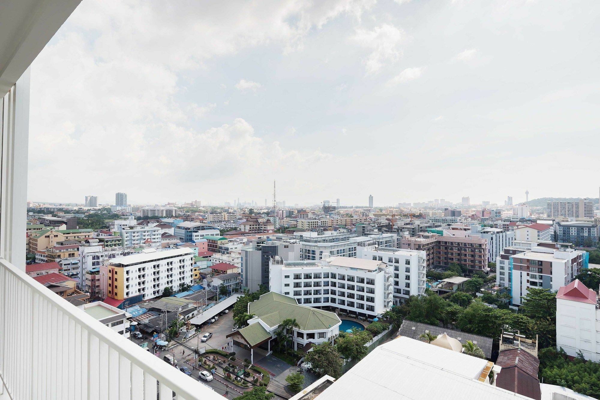 Favstay - The Base Central Pattaya Bagian luar foto